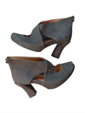 Earthies Slate Gray Suede Cutout Heels Size 8.5